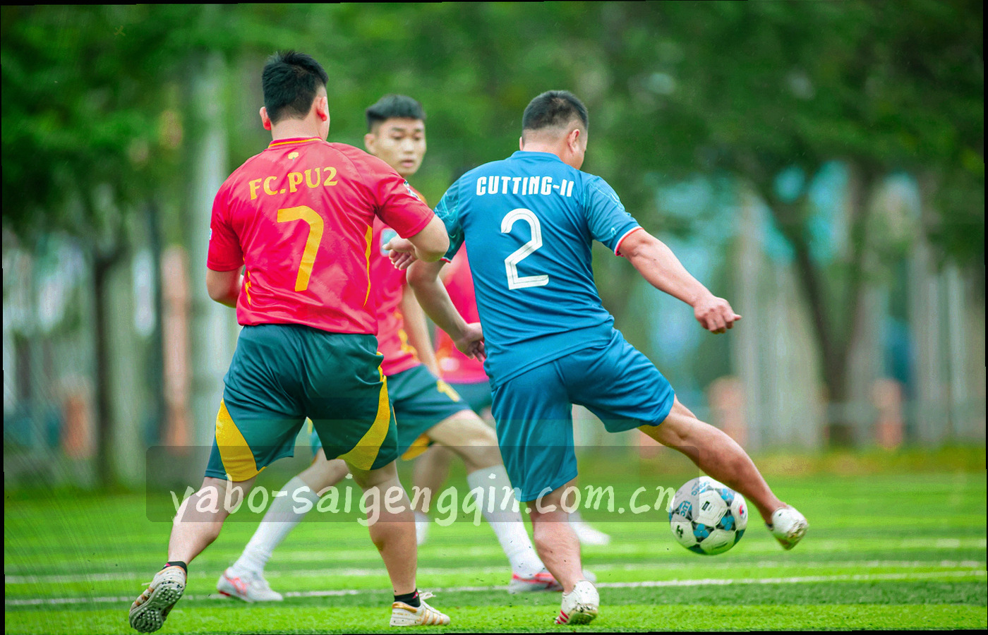 俯拍角度下两块并列数据面板呈现不同版本标记的画面