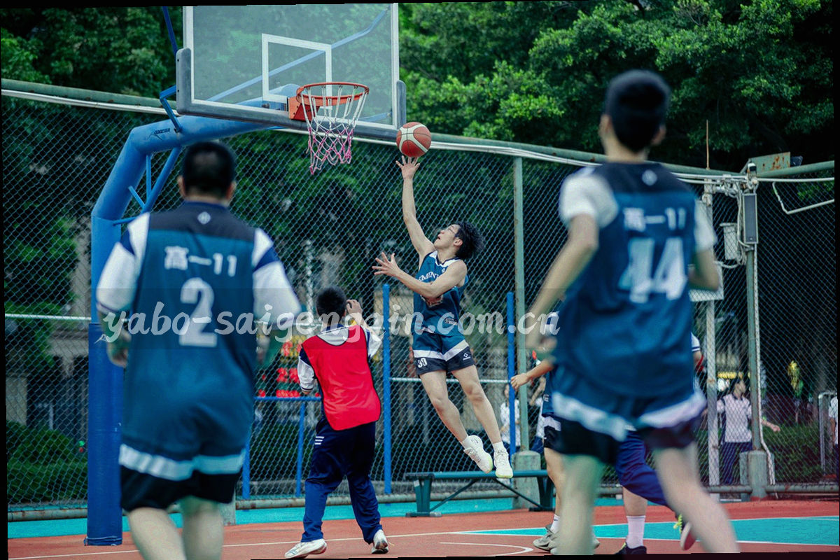 夜间办公区中屏幕显示赛事通道页面的工作场景特写