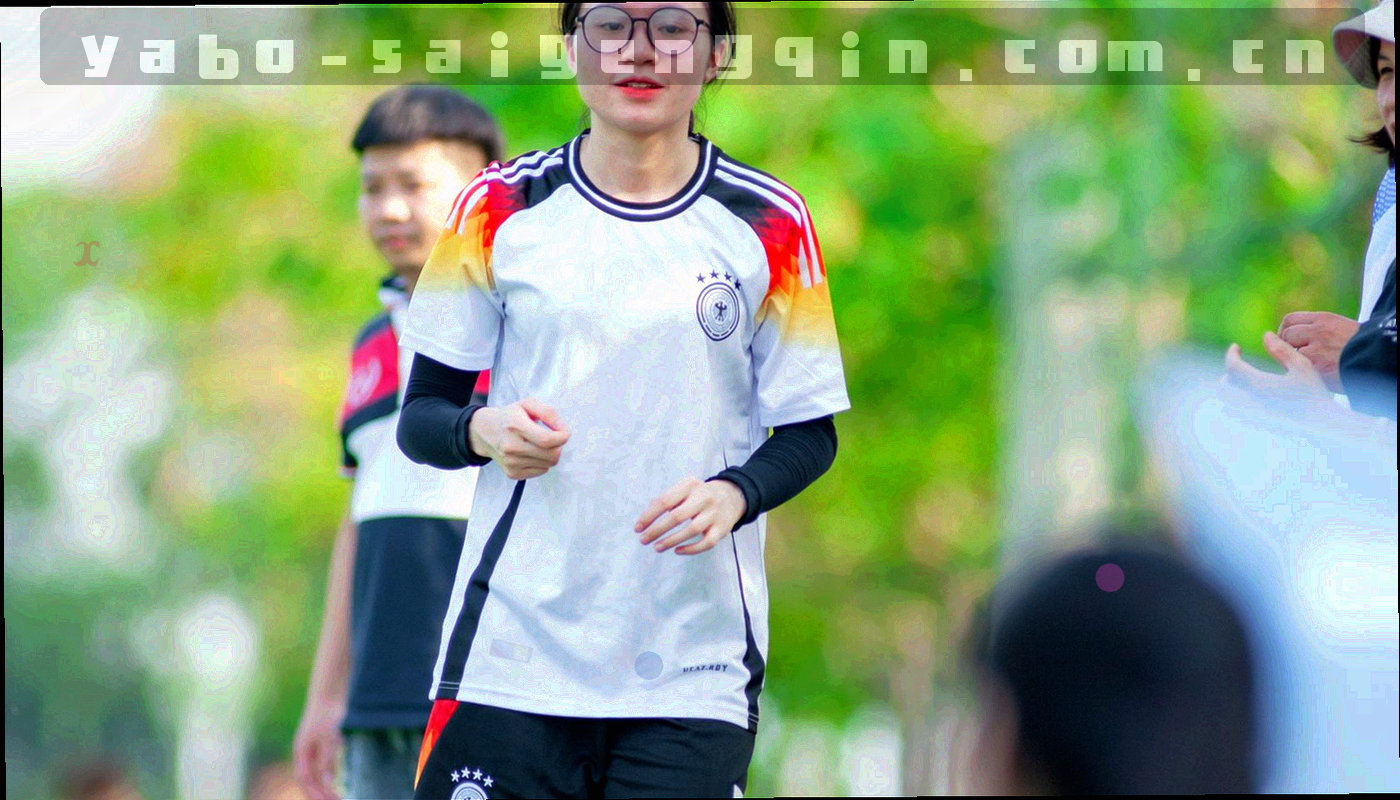 层次分明的标签网格与光线叠加的抽象图形